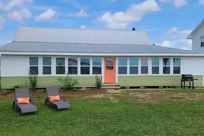 Image de Max's Retreat, Lakefront Charming 3-bedroom cottage in peaceful White Lake