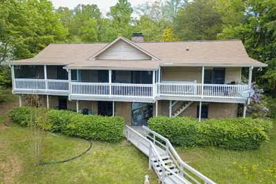 Image de Miles Away Lakehouse- 3/2 with lake frontage, boat dock, newly renovated kitchen