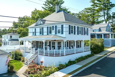 Image de 5 Min Walk to Beach, Huge Deck, Ocean View, Beach Gear - Perfect Family Escape!