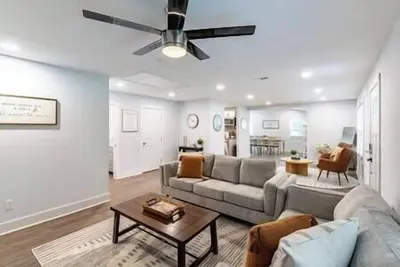 Image de Charming Modern Cozy Home!