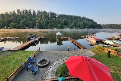 Image de Lakefront Cabin, Stunning Views, Firepit, 29 mi to Rainier.