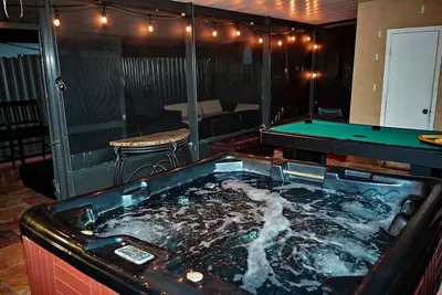 Image de Spacious  5-bedroom pool house 5 mins from hardRock stadium with 3 jacuzzi& gym