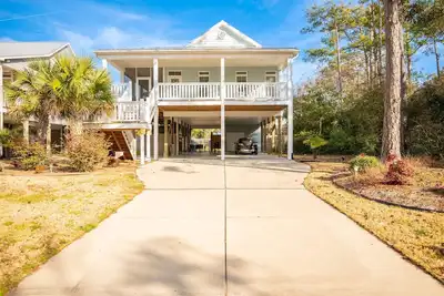 Image de Seaside Escape-3 bedroom, dog friendly, walk to beach, fenced yard, screened porch.