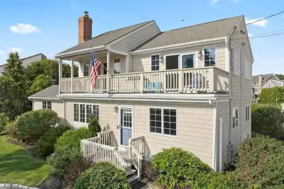 Image de Waterfront Beach House w/ private beach access\n