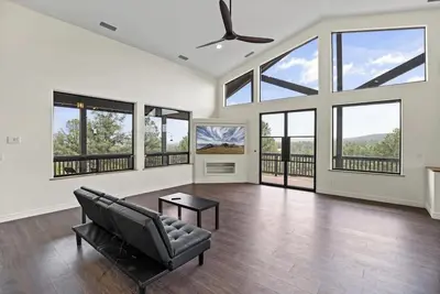 Image de Spacious Modern 4 Bedroom Home