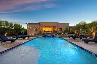 Image de Paradise Hills Estate –Private theater, resort-style pool, spa & luxe amenities.