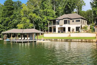 Image de Spacious 5-bedroom lake front house in cool Jacksons' Gap with Ac, WiFi