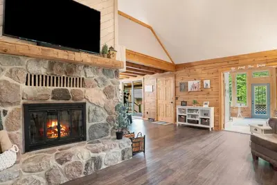Image de Best log cabin in western Michigan on the Muskegon River - time to get away.