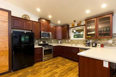Image de Newly Re-listed! 🌲🏡 Hillcrest Hideaway- Tucked Away Cozy Comfort and Convenience 🌳