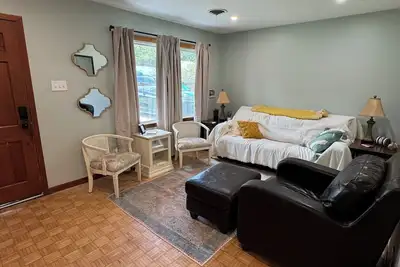 Image de Charming 3-bedroom house with covered parking in quaint Ocean Springs. \n\n
