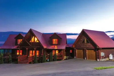 Image de Huge Lodges side by side with 10 rooms in Mt Airy North Carolina Wine Country