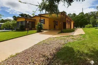 Image de Cozy in Village of Silver Lake
