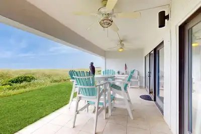 Image de Cozy coastal condo with shared pool, internet and beach access