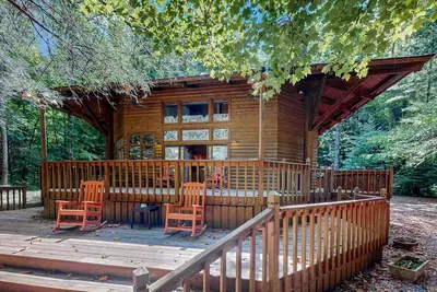 Image de Dog friendly, peaceful cabin, firepit, deck, away from it all