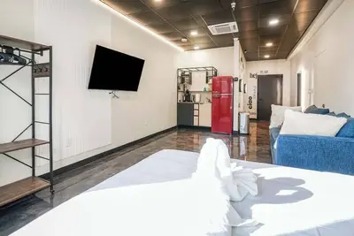 *New* Loft 3 min to Cmu, Pitt Sleeps 4