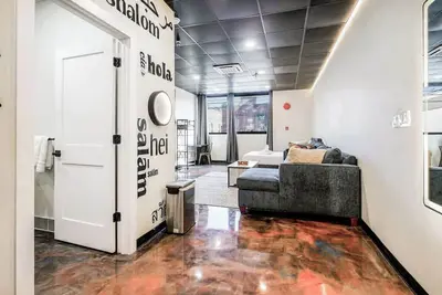 Image de New Loft 3 min to Childrens Hospital Sleeps 4