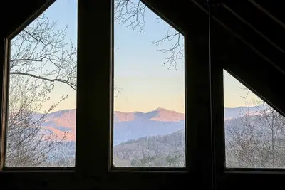 Image de Upscale cabin w/ mountain views, hot tub, minutes to Lake Chatuge