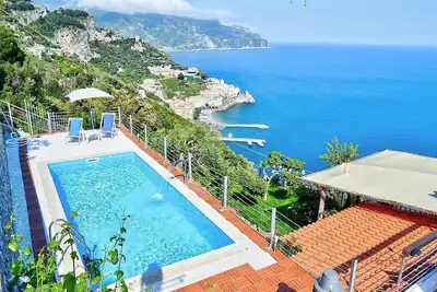Image de Villa Madreluna: A spacious three-story villa located on the high coast in front of the sea, with Free Wi-Fi.