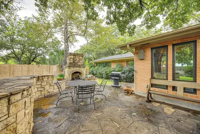 Image de Del Rio Home w/ Large Yard, Bbq + Fireplace!