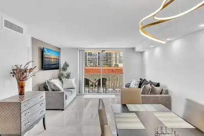 Image de Coastal Paradise: 2 Bed, 2 Bath Condo in Hallandale Beach, South East Florida