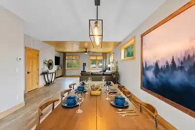 Image de Downtown Black Mtn loft w HotTub