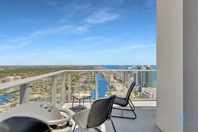 Image de Luxury Penthouse Lifetime Views + Parking