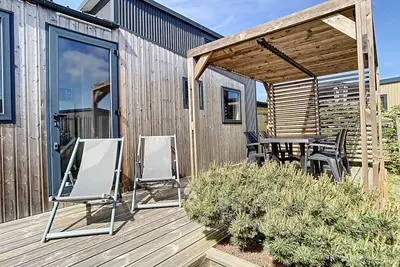 Image de Tiny House bois avec terrasse, piscine, wifi, animaux admis, parking - 200m de la plage