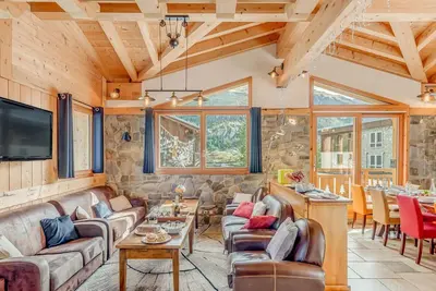 Image de Tignes Chalet 220m² • 12 pers • 5 Suites • Ski Room • Services Hôteliers