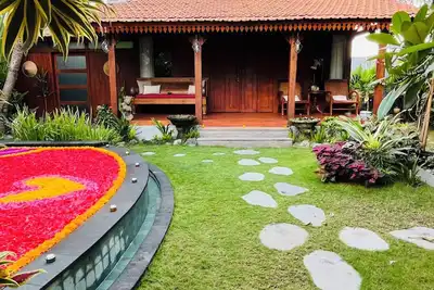 Image de A traditional wooden house in the middle of Canggu with beautiful garden & pool.