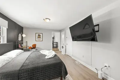 Image de 3 mins from Downtown - Ps5, King Bed & Ev Charger