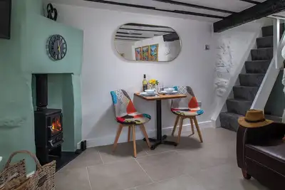Image de Quaint, charming cottage featuring cosy log burner