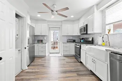 Image de Coastal 3br | Walk to Beach + Outdoor Shower