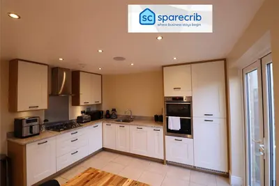 Image de Addlestone, Spacious Four-Bedroom Townhouse