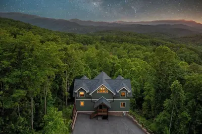 Image de Smoky Skies: Where the Mountains Touch the Sky