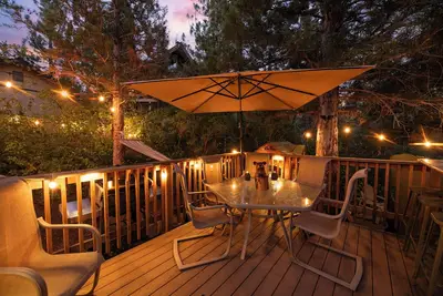 Image de Adorabley Decorated Honey Bear Chalet! Game Room! Hot Tub! Pet Friendly!
