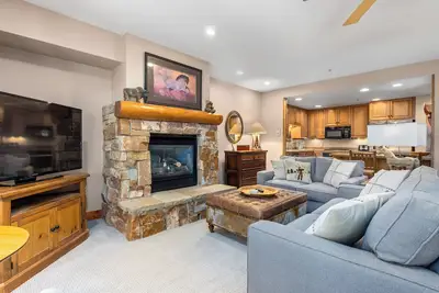 Image de Ski-In/Ski-Out Condo in Keystone w/ 2 Private Balconies Overlooking the Pool!