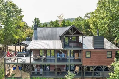 Image de Lux 5Br, Lake & Mtn View, Hot Tub, Firepit Game Rm