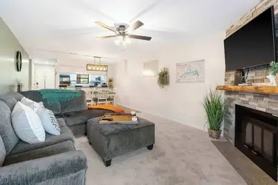 Image de My Kind of Getaway – Chic 2 Bdr!