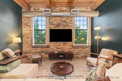 Image de Riverfront Condo for Professionals with Workspace & Prime Medical Mile Access. \n