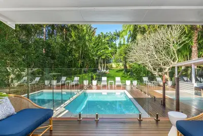 Image de Welcome to Loloho, a quintessential holiday home nestled in the heart of stunning Byron Bay.