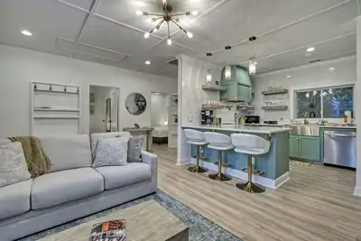 Image de Moonlight Retreat – Modern Cabin w/ Views, Screened Porch, Skylights, Fire Pit & Fireplace