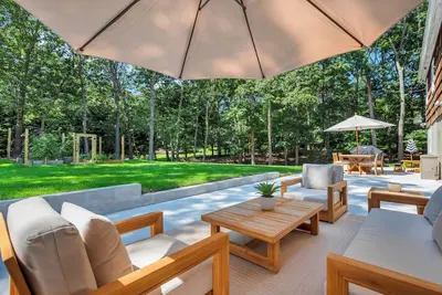 Image de Recently Renovated Southampton Home, Modern Design, Perfect for Families