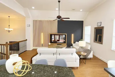Image de Stay Stylish This Spring | 3br Jacuzzi + Parking