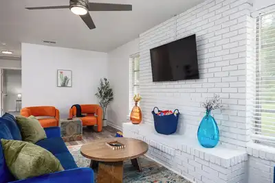 Image de Vibrant 4bd w/ Games & Backyard - 5 Mins to Uf\n\n