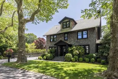Image de East Hampton Paradise – Cozy 5br, Pool & Walkable to Beach & Shops