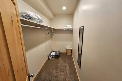 Image de Lakeside Haven - sleeps 24 with access to pool!