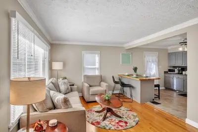 Image de New Listing! Colonial Village Retreat 2br