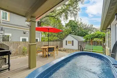 Image de New! 5th St Retreat- walk to Dt, Hot Tub!