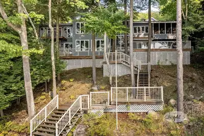 Image de 6 bed 5 bath cottage on Lake Muskoka