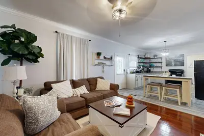 Image de Cozy home with Fenced in backyard, Close to Lake and Boat Ramp